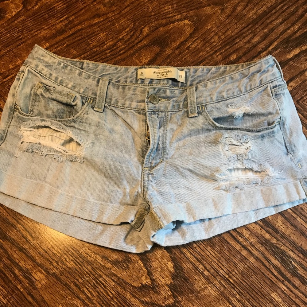 Pre worn and ❤️ Abercrombie jean shorts, free T!